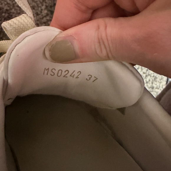 LV Shoes - Picture 16 of 16